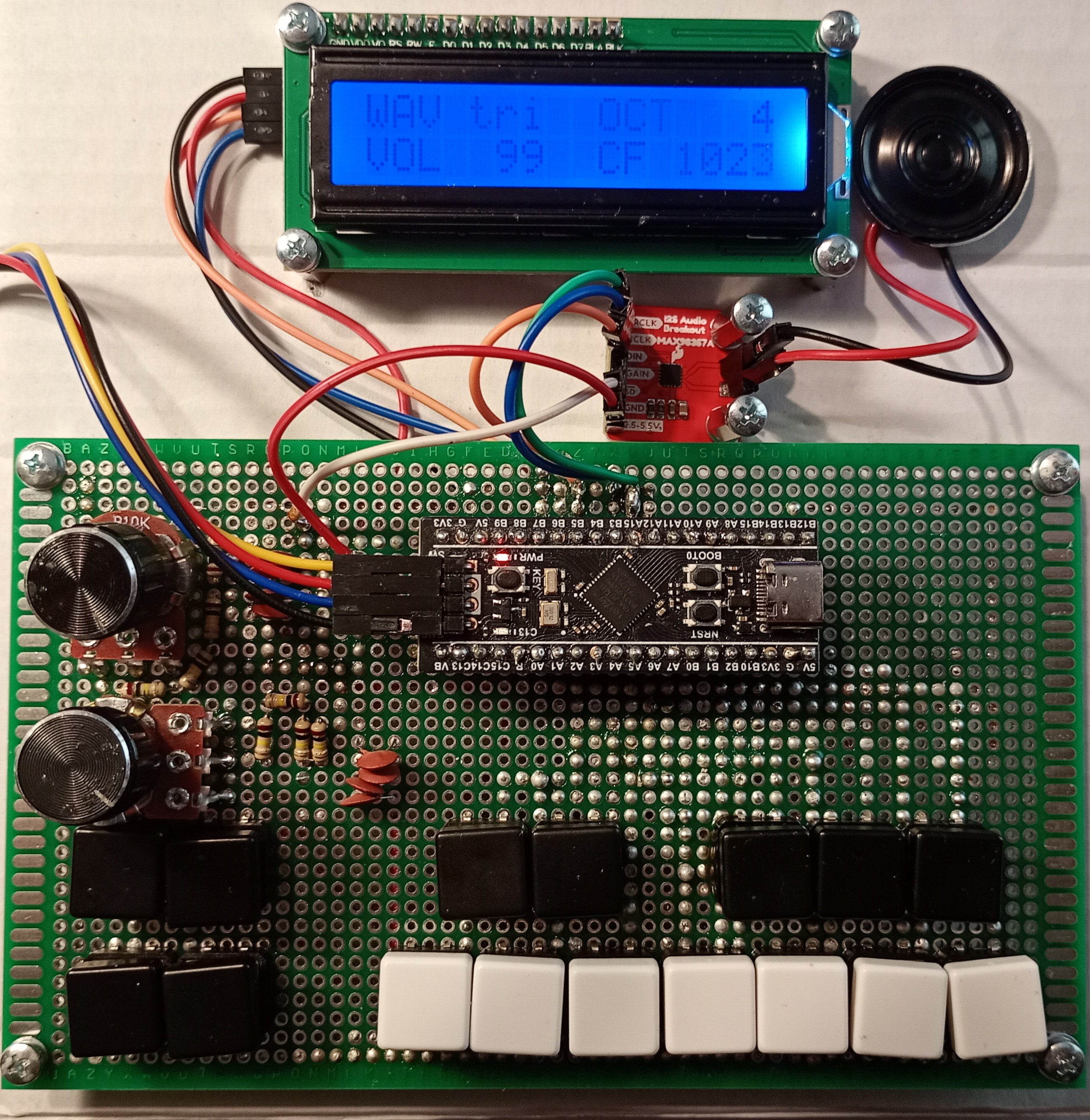 Picture presenting final device with LCD screen, speaker and keyboard